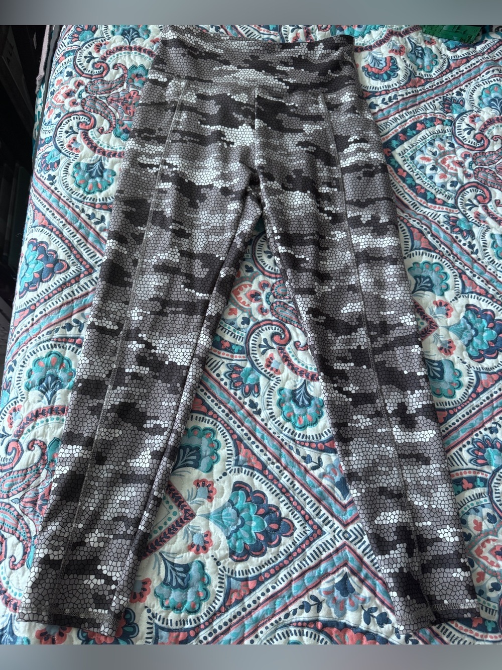 Balance Collection Gray Hexagon Camo Active Leggings With Pockets-Medium